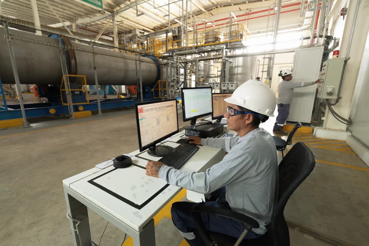 Monitoring process controls at the Paita facility.